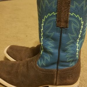 Boys size 3.5 Ariat boots